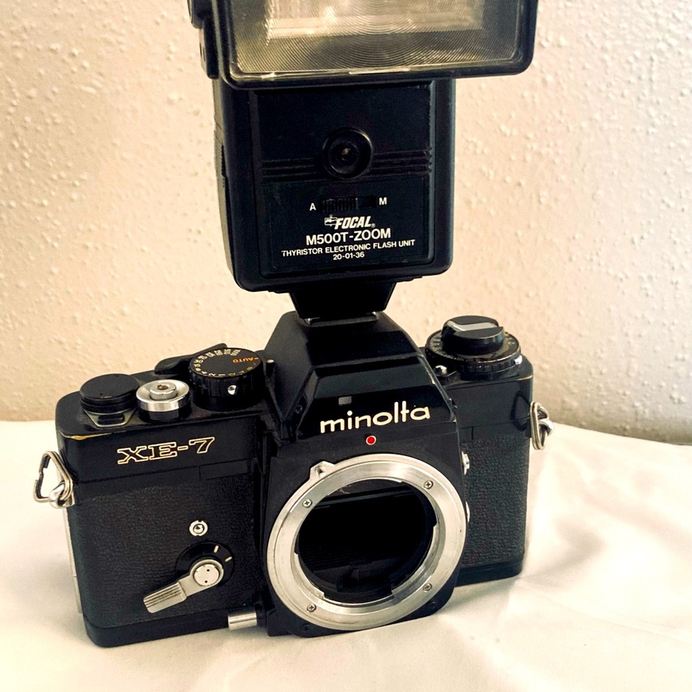 Minolta X-7 vintage camera w/flash